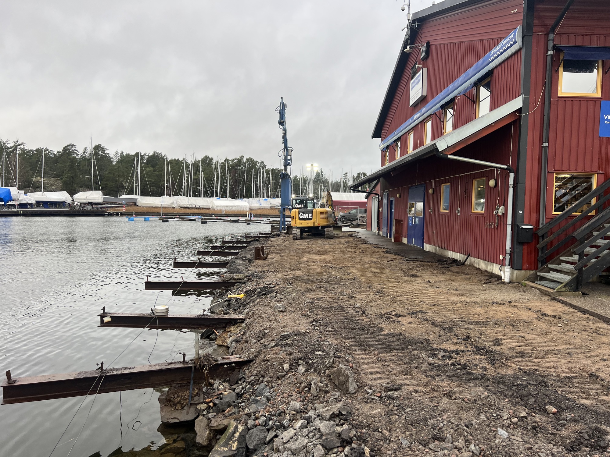 Servicekajen vid Brohäll Marin rivs och ersätts av en ny.