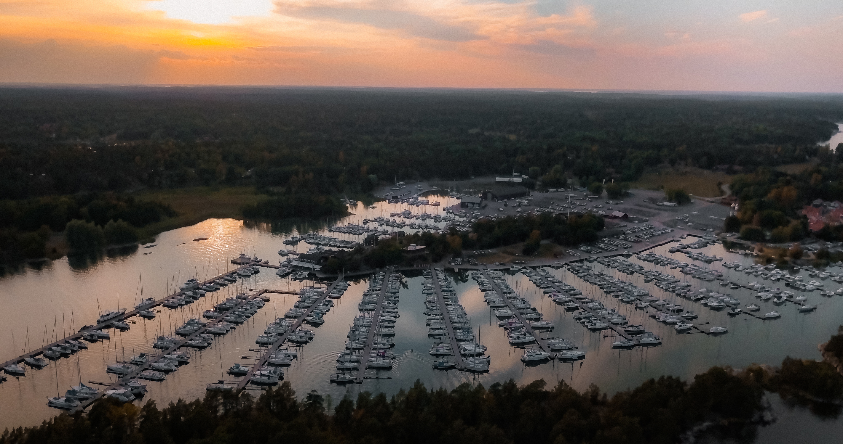 Bullandö Marina i skymning 2019.