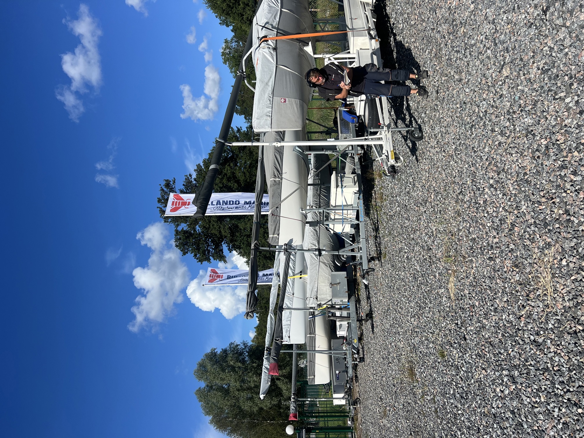 Tävlingsbåtar snart klara för EM i J70 som seglas ute i Sandhamn.