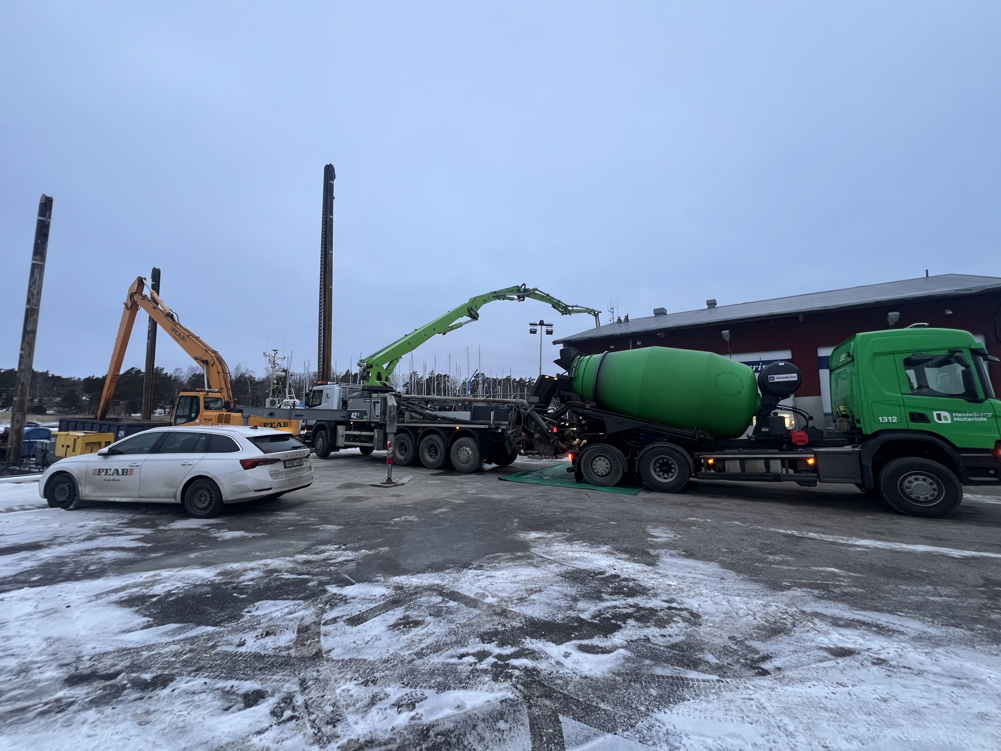 PEAB Marin gjuter den nya servicekajen