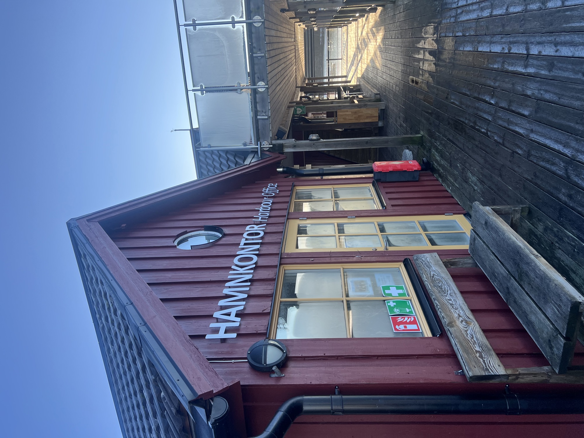 Hamnkontoret stängt för säsongen.