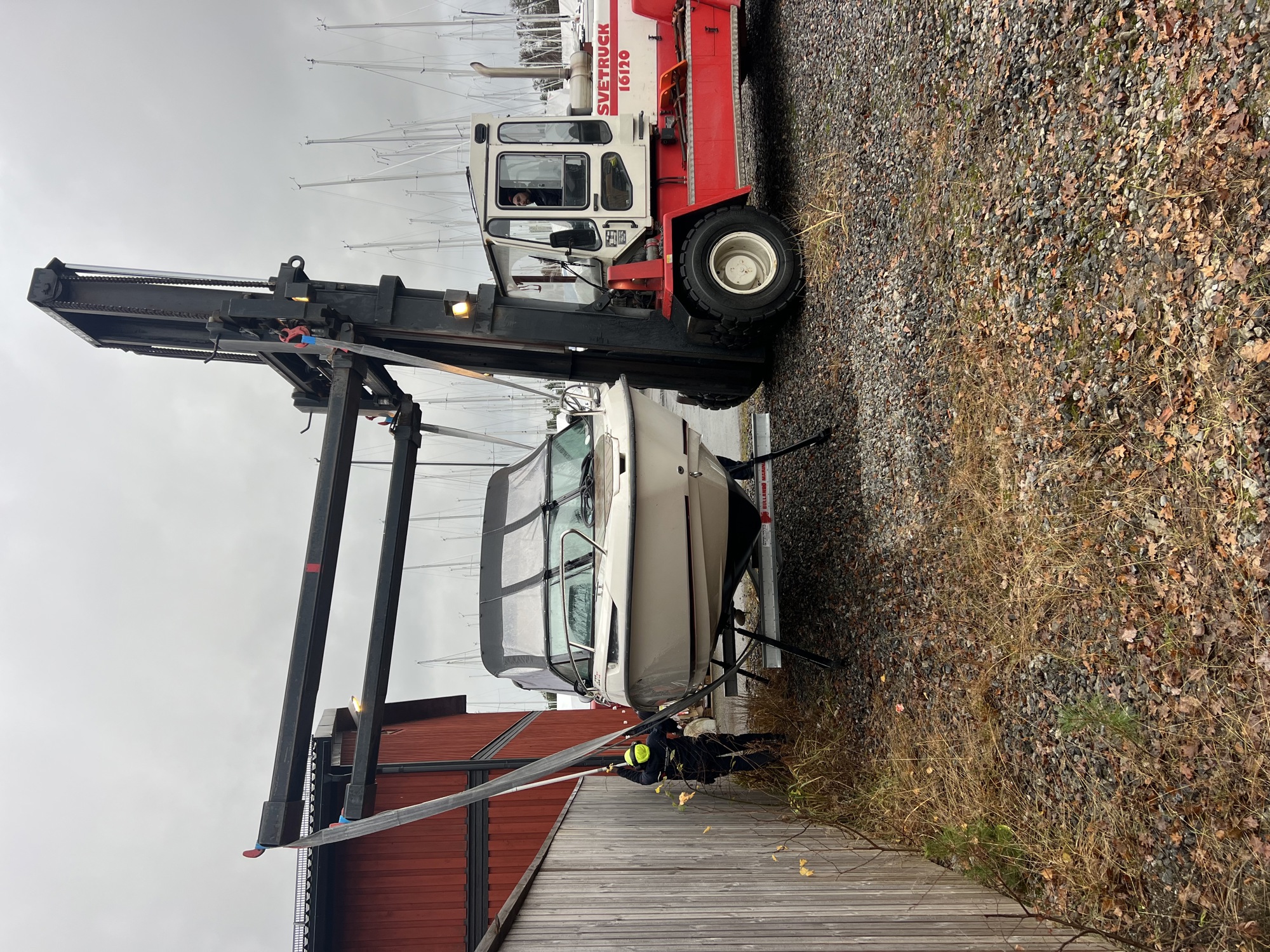 Båt ställs i kvarter för extra tidig sjösättning. 